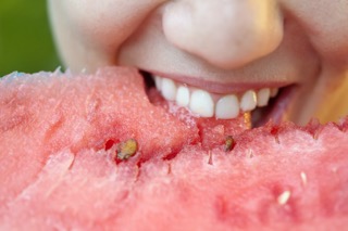 Foods and Drinks That Stain Your Teeth - img 2 - Blog VIP Dental Care